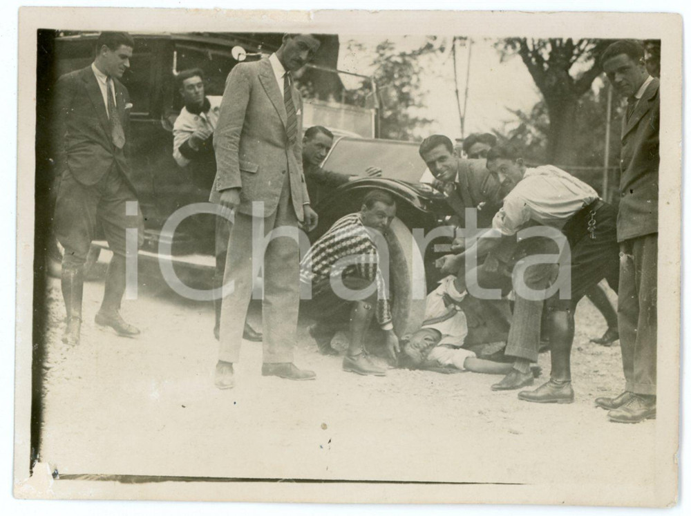 1930 ca ITALIA AUTOMOBILI Soccorsi a un finto investito - Foto GOLIARDIA 12x9 cm Fotografia originale d'epoca, con didascalia manoscritta al verso.CONDIZIONI: F (abrasioni marginali)FORMATO: 12x9 cm    originale e autentica 1