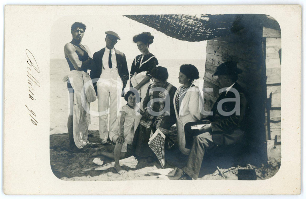 1910 BELLARIA (RN) Ritratto di famiglia in spiaggia - Foto COSTUME 14x9 cm Fotografia originale d'epoca, in formato cartolina postale.CONDIZIONI: GFORMATO: 14x9 cm    originale e autentica 1