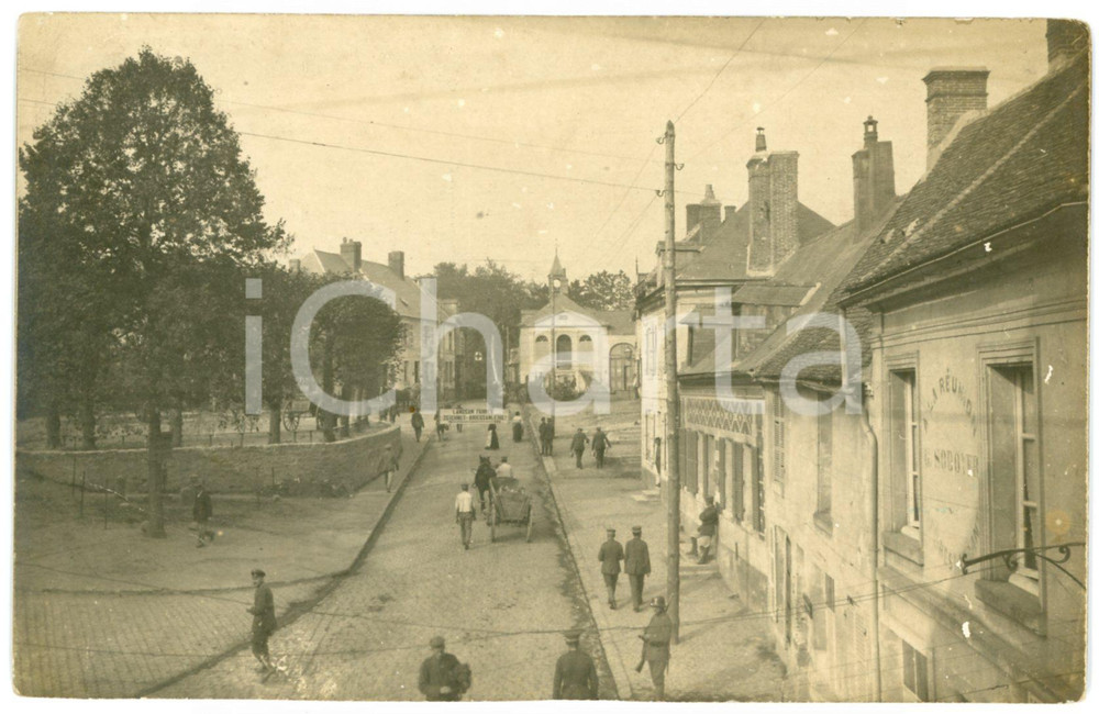 1915 ca WW1 NORTH FRANCE Street with soldiers and carriages - RARE Photo 14x9 Fotografia originale d'epoca, in formato cartolina postale.E' visibile un curioso striscione, in lingua tedesca, che recita: ""Langsam Fahren Zeichnet Kriegsahle".A destra si vede il ristorante "A la R&eacute;union" di G. Sodoyer.CONDIZIONI: P (difetti di stampa; minime abrasioni; piegatura al lato sinistro)FORMATO: 14x9 cm    originale e autentica 1