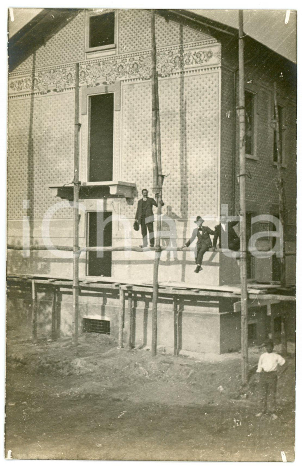 1920 ca ITALIA Villa in costruzione - Uomini su impalcatura - Foto CURIOSA 9x14 Fotografia originale d'epoca, in formato cartolina postale.CONDIZIONI: G (difetti di stampa)FORMATO: 9x14 cm    originale e autentica 1
