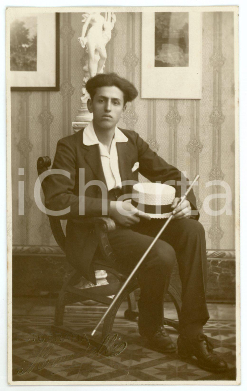 1925 ca COMO Giovane uomo in abito da passeggio - Foto MANDELLI 9x14 cm Fotografia originale d'epoca, in formato cartolina postale.FOTOGRAFO: Mandelli - Como, via Volta 7CONDIZIONI: GFORMATO: 9x14 cm    originale e autentica 1