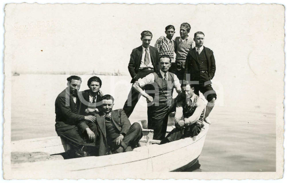 1935 SAN BENEDETTO DEL TRONTO Giovani uomini in barca - Foto BAFFONI 14x9 Fotografia originale d'epoca, in formato cartolina postale.Didascalia manoscritta al verso, che indica il serg. Mario Marzoli tra i soggetti ritratti.FOTOGRAFO: Cav. S. Baffoni - San Benedetto del TrontoCONDIZIONI: F (lievi piegature) FORMATO: 14x9 cm    originale e autentica 1