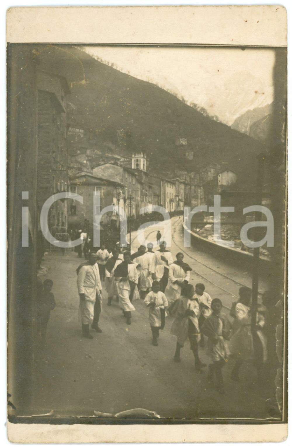 1925 ca VALLE D'AOSTA Corteo funebre - Chierichetti in processione - Foto 9x14 Fotografia originale d'epoca, in formato cartolina postale.CONDIZIONI: GFORMATO: 9x14 cm    originale e autentica 1