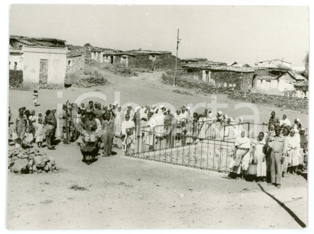 1960 ca ASMARA (ERITREA) Social Center S. ANTONIO - Fontane GODAIF - Foto 12x9 Fotografia originale d'epoca.CONDIZIONI: P (piegature evidenti)FORMATO: 12x9 cm    originale e autentica 1
