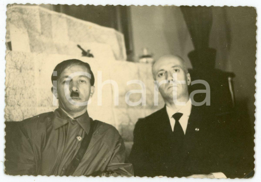 1944 s. l. WESTFRONT Friends disguised as Hitler - Mussolini *Photo 10x7 cm Curiosa fotografia originale d'epoca, con finta dedica di Adolf Hitler al verso.CONDIZIONI: G (minima piegatura angolare)FORMATO: 10x7 cm    originale e autentica 1