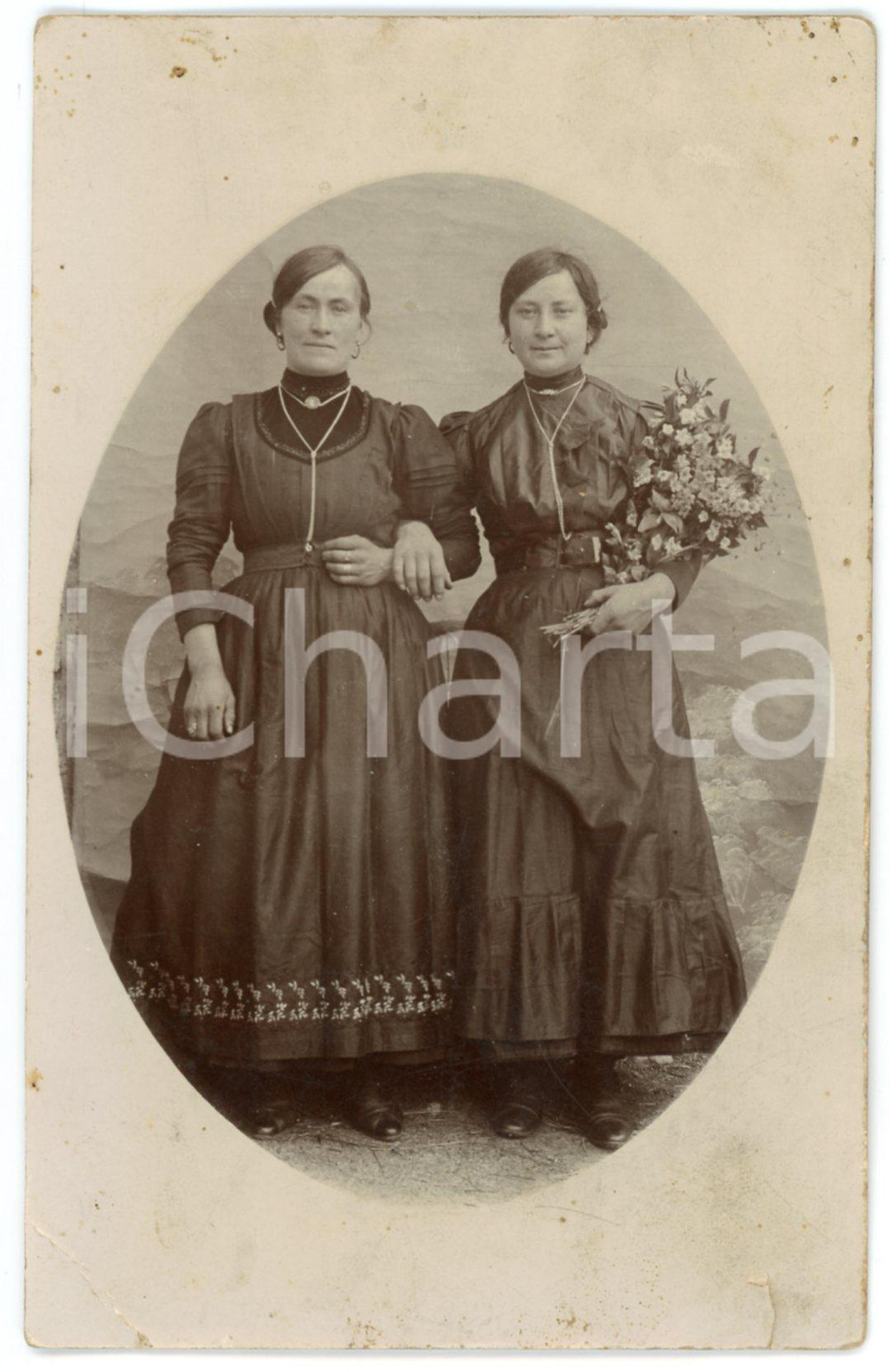 1900 ca ITALIA Ritratto di due sorelle con mazzo di fiori - Foto 9x14 cm Fotografia d'epoca, in formato cartolina postale.CONDIZIONI: P (strappo di 1 cm al lato inferiore; piegatura angolare; piccole macchie)FORMATO: 9x14 cm    originale e autentica 1