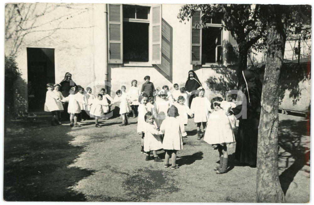 1950 LUINO (VA) Asilo Infantile "Roggiolo Bonga" - Bambini *Foto 14x9 cm Fotografia d'epoca, in formato cartolina postale.CONDIZIONI: G (piccole macchie al verso)FORMATO: 14x9 cm    originale e autentica 1