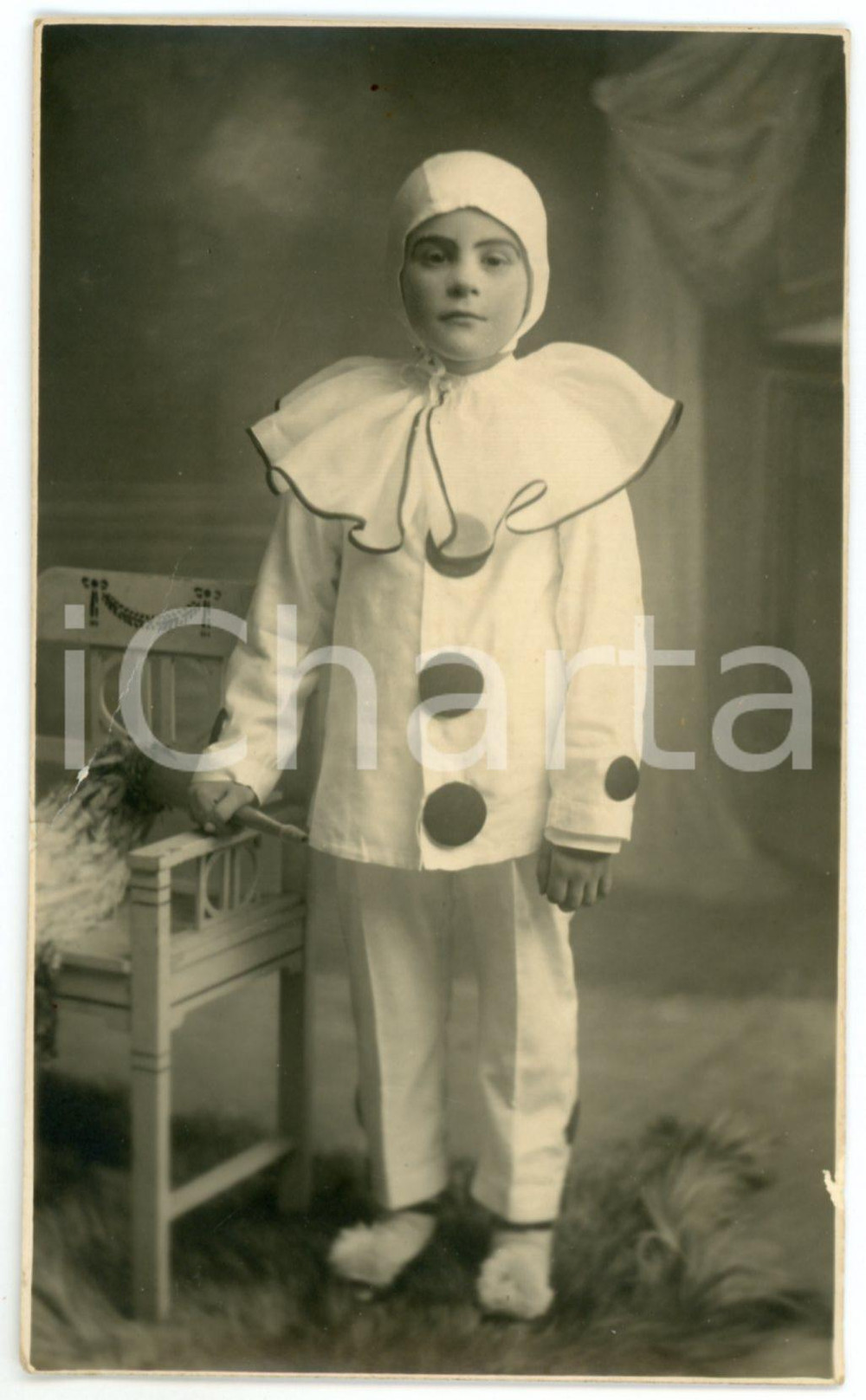 1925 ca ITALIA CARNEVALE Ritratto di bambina vestita da Pierrot - Foto 9x14 cm Fotografia d'epoca, in formato cartolina postale.CONDIZIONI: P (piegatura al lato sinistro)FORMATO: 9x14 cm    originale e autentica 1