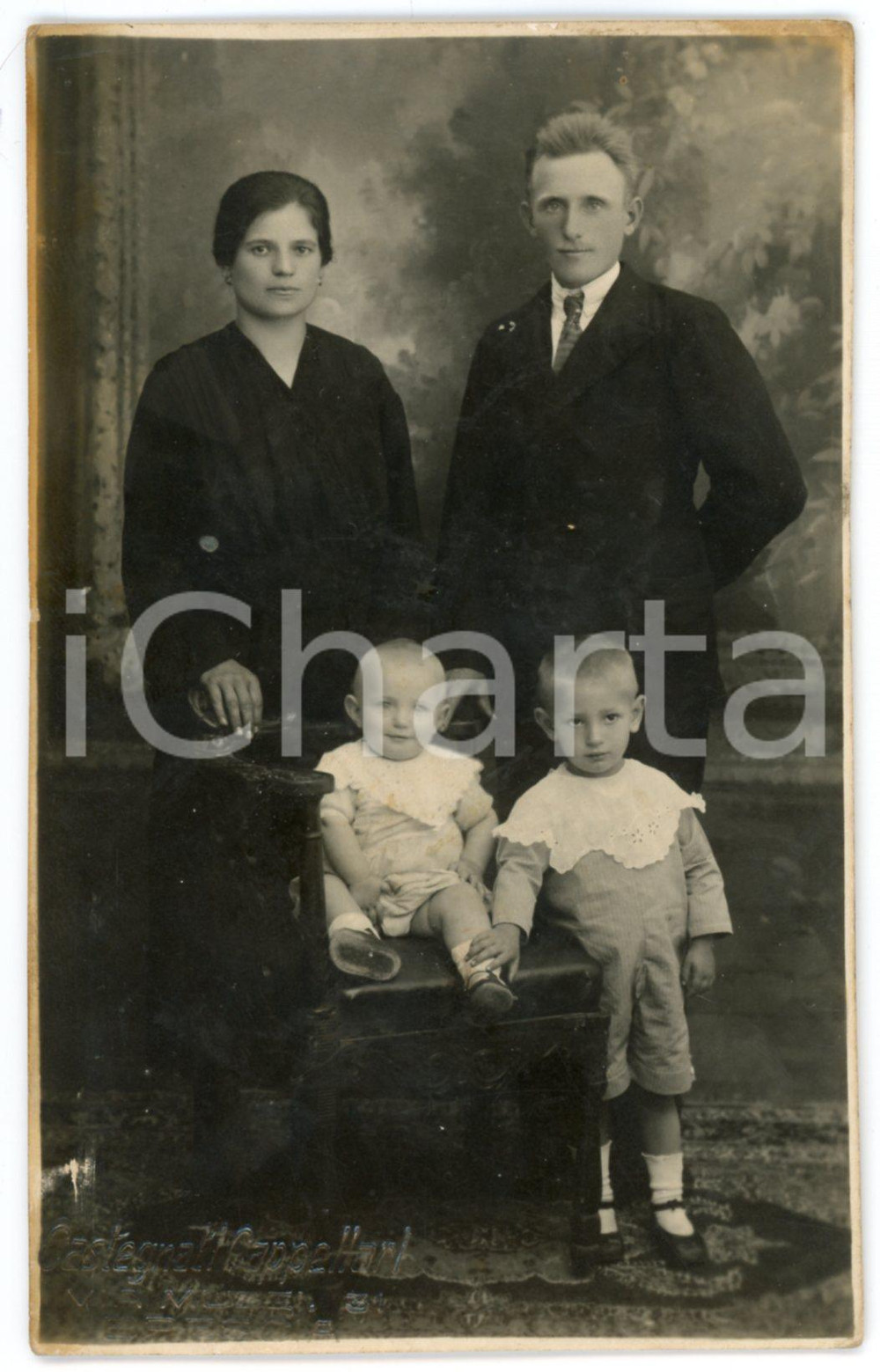 1925 ca BRESCIA Ritratto di famiglia con due bambini - Foto CAPPELLARI 9x14 cm Fotografia d'epoca.FOTOGRAFIA: Castegnati Cappellari - Brescia, via Musei 31CONDIZIONI: P (ingiallimento al lato sinistro e superiore; minimi difetti di stampa)FORMATO: 9x14 cm    originale e autentica 1