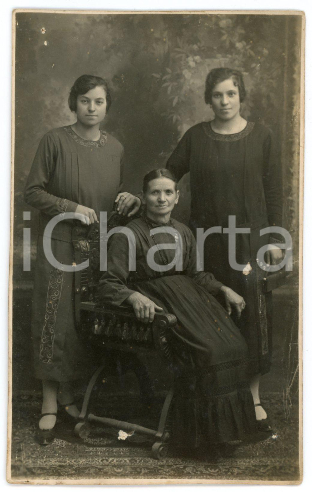 1920 ca BRESCIA Ritratto di tre donne - Foto CANDIANI 9x14 cm Fotografia d'epoca, in formato cartolina postale.FOTOGRAFIA: Candiani di Castegnati - Brescia, via Musei 46CONDIZIONI: F (abrasioni e fioriture al verso; due fori di affissione angolari)FORMATO: 9x14 cm    originale e autentica 1