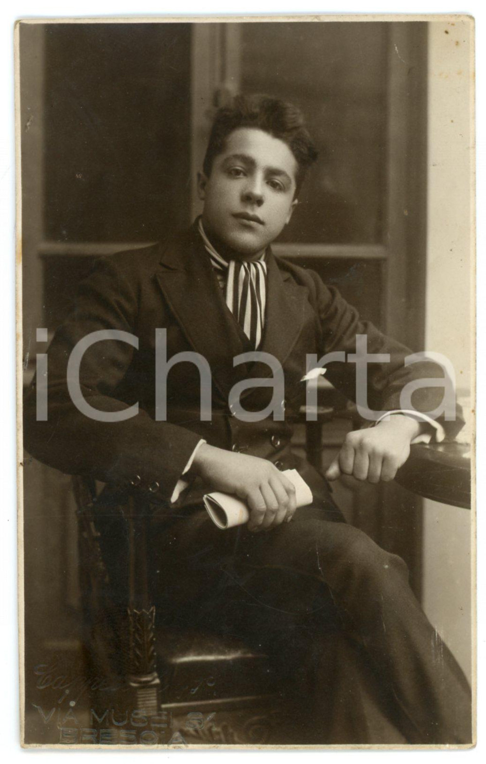 1925 ca BRESCIA Ritratto di giovane uomo alla scrivania - Foto 9x14 cm Fotografia d'epoca, in formato cartolina postale.FOTOGRAFIA: Cappellari - Brescia, via Musei 31CONDIZIONI: F (piegatura centrale e lievi fioriture al verso)FORMATO: 9x14 cm    originale e autentica 1