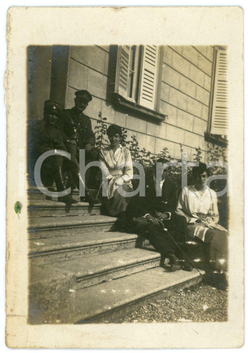 1920 ca ITALIA Ritratto di gruppo su scala con militari - Foto 9x13 cm Fotografia originale d'epoca.CONDIZIONI: P (piccolo strappo al lato sinistro, residuo di colla al lato sinistro e piegatura)FORMATO: 9x13 cm    originale e autentica 1