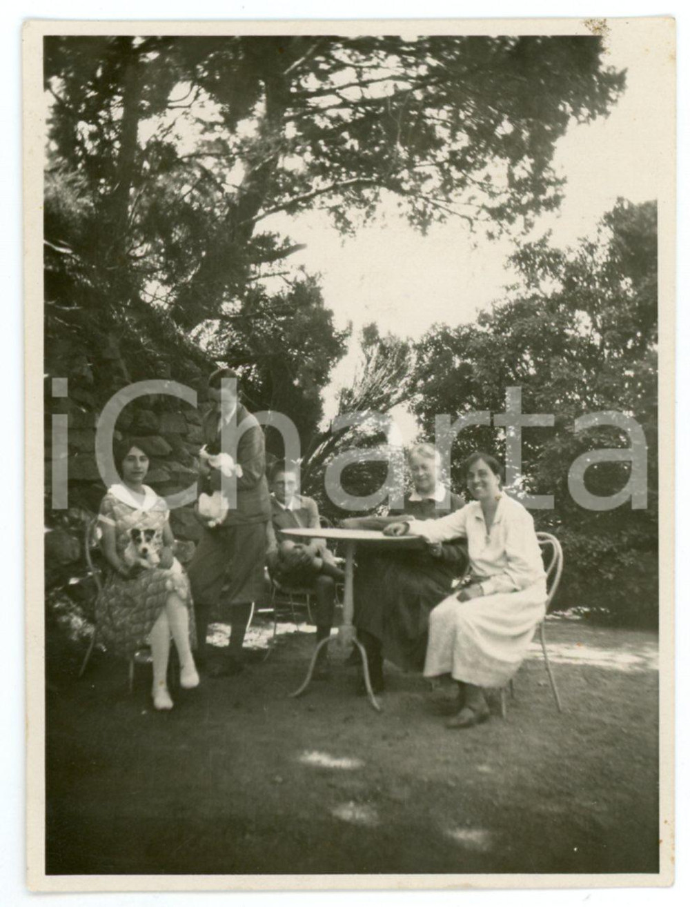 1929 FIESOLE - VILLA MARTINI - Ritratto di famiglia in giardino - Foto 8x11 cm Fotografia originale d'epoca, con didascalia manoscritta al verso.CONDIZIONI: G FORMATO: 8x11 cm    originale e autentica 1