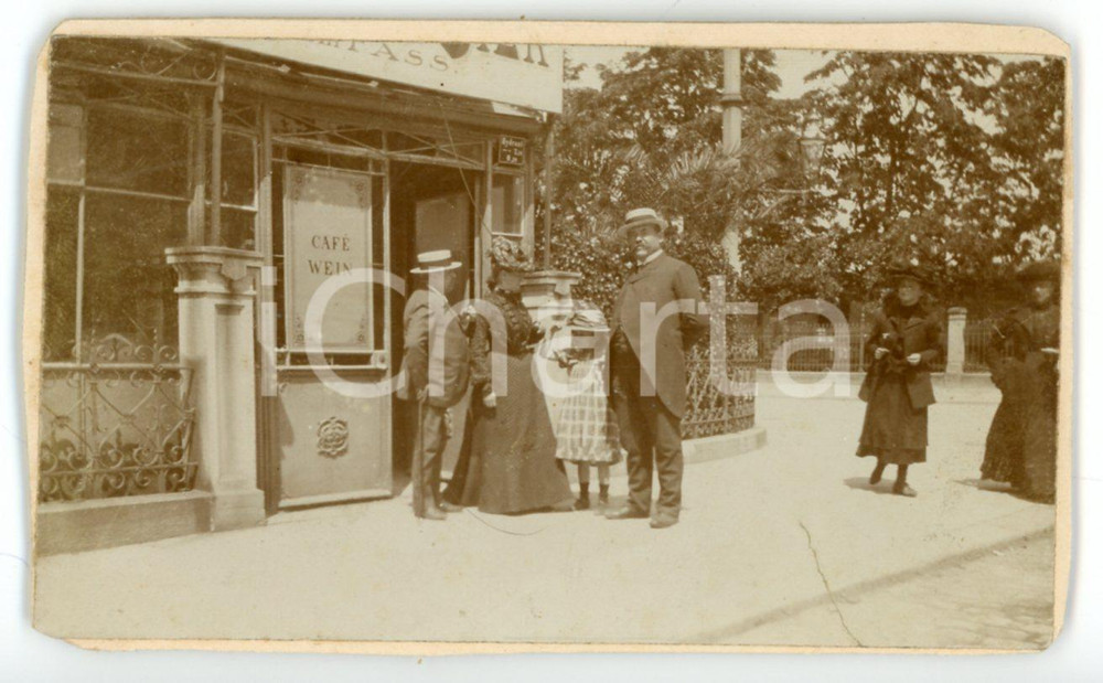 1880 ca SVIZZERA (?) Ritratto di famiglia all'ingresso di un caffé - Foto CDV Fotografia d'epoca, montata su cartoncino rigido.CONDIZIONI: F (margini rifilati, probabilmente per l'inserimento in un album)FORMATO: CDV     originale e autentica 1