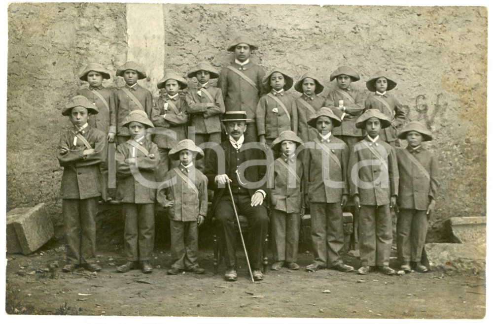 1920 ca ITALIA - SCOUTISMO - Gruppo di piccoli scout - Foto 14x9 cm Fotografia originale d'epoca, in formato cartolina postale.CONDIZIONI: G (minimo residuo al lato destro)FORMATO: 14x9 cm    originale e autentica 1