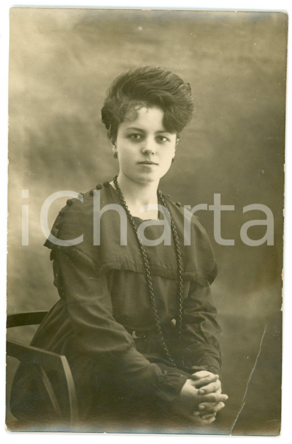 1919 MILANO Ritratto di giovane donna in abito scuro - Foto SACCHI 9x14 cm Fotografia d'epoca, in formato cartolina postale.FOTOGRAFO: Sacchi - MilanoCONDIZIONI: P (piegatura angolare al lato destro)FORMATO: 9x14 cm    originale e autentica 1