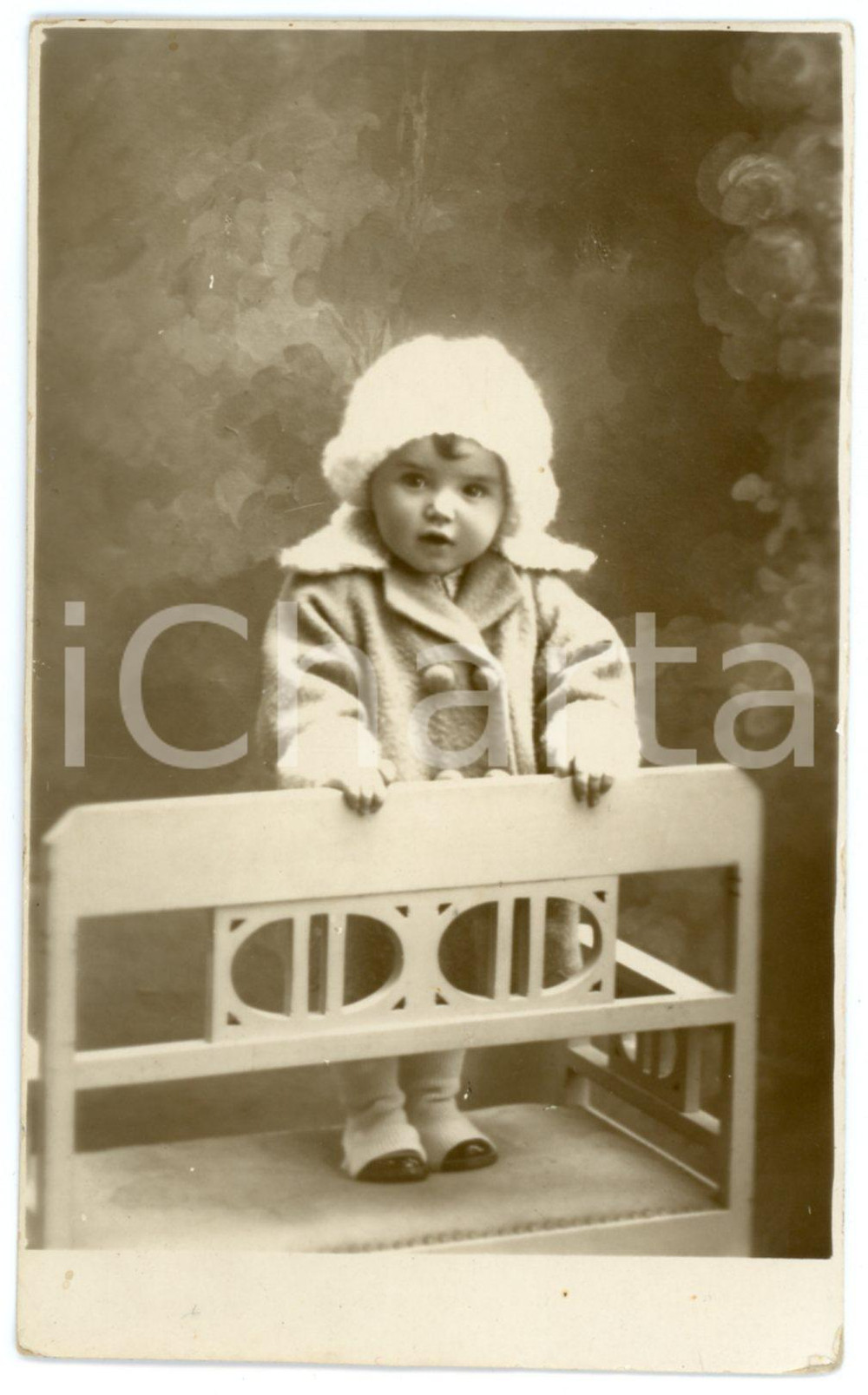 1920 ca CARAVAGGIO (BG) Ritratto di bambina con cappotto - Foto RISI 9x14 Fotografia originale d'epoca, in formato cartolina postale.Didascalia manoscritta al verso, che indica Giuseppina Domenicani (?) a 16 mesi.FOTOGRAFO: Risi Enzo - CaravaggioCONDIZIONI: G FORMATO: 9x14 cm    originale e autentica 1