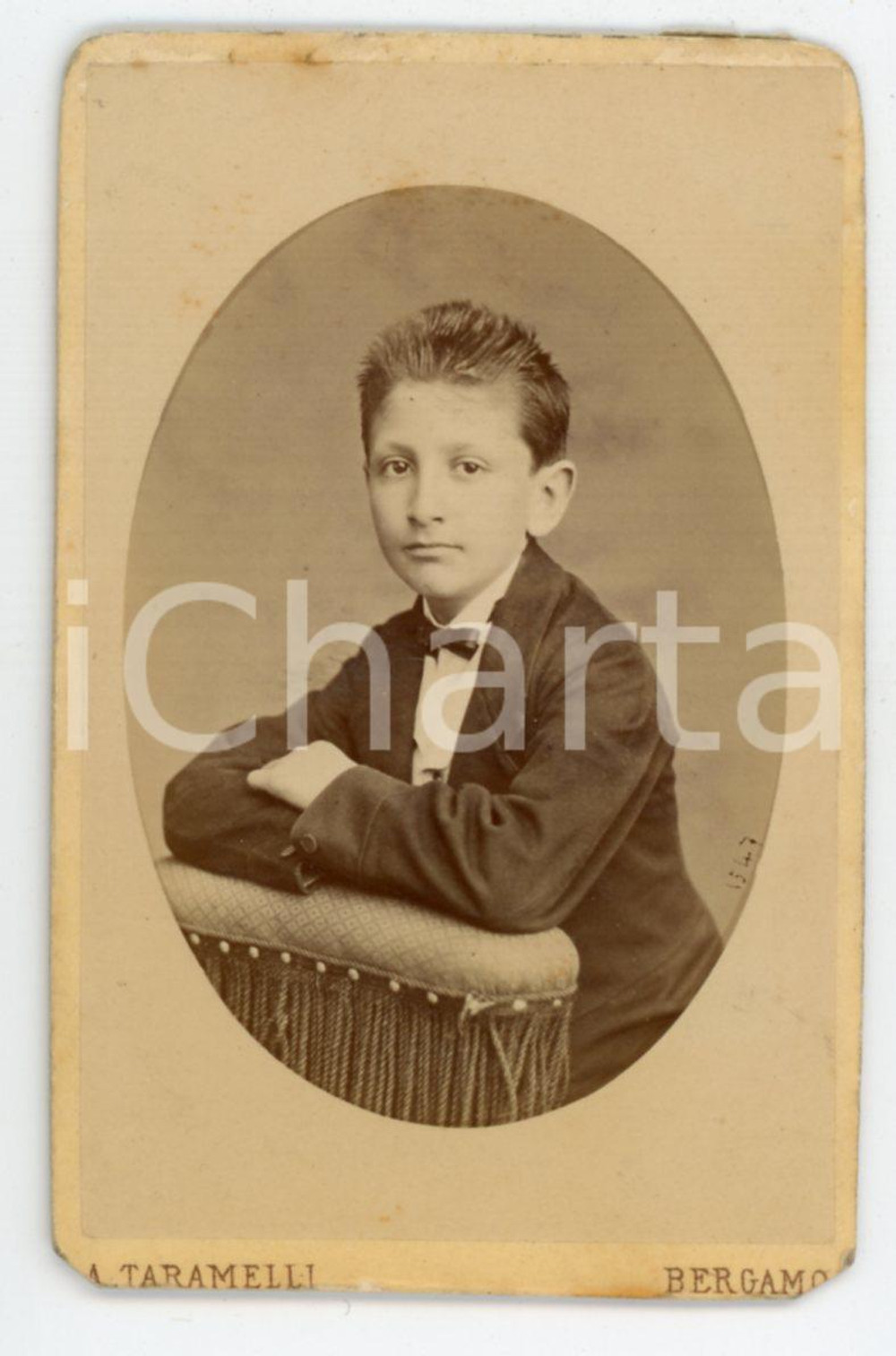 1880 ca BERGAMO Ritratto di bambino in abito elegante - Foto TARAMELLI CDV Fotografia d'epoca su cartoncino.FOTOGRAFO: Andrea Taramelli - Bergamo, via Torquato Tasso 22CONDIZIONI: GFORMATO: CDV     originale e autentica 1