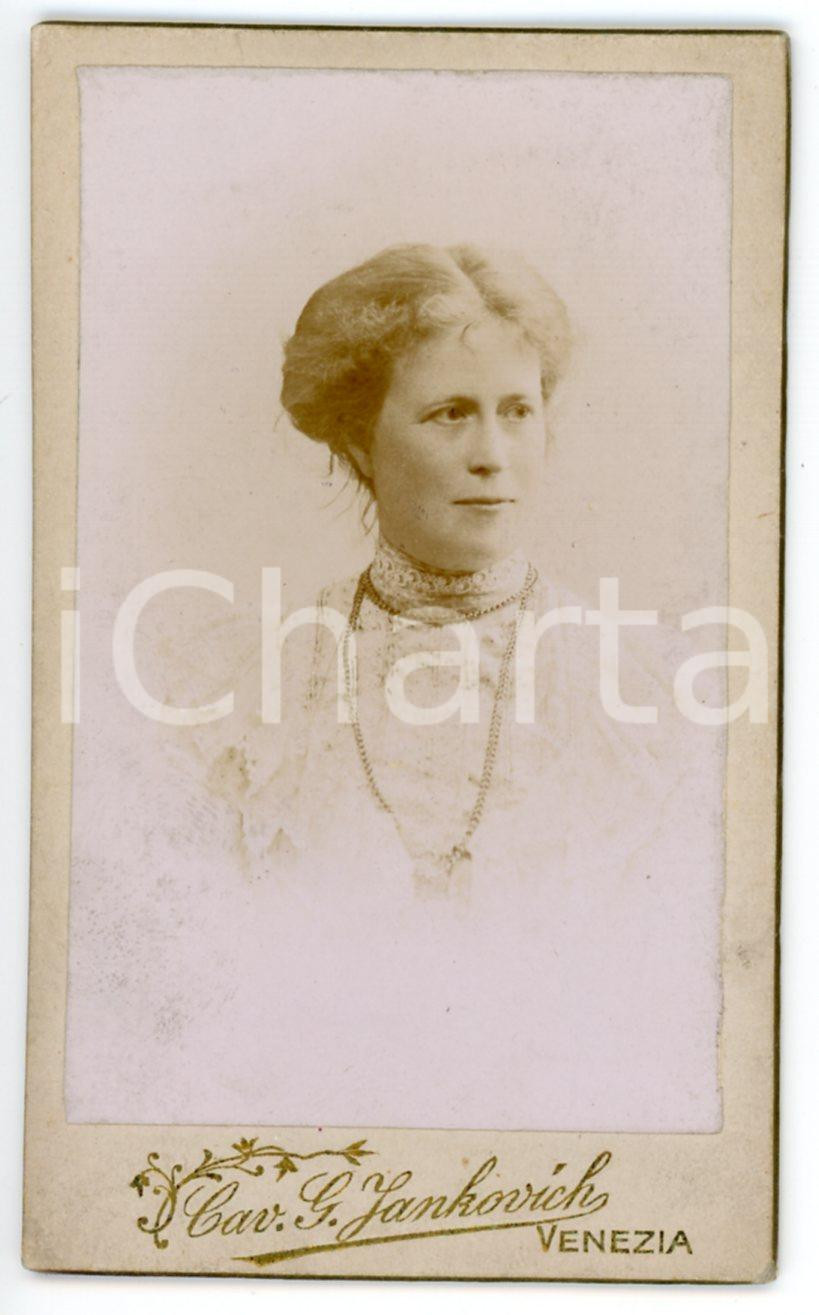 1890 ca VENEZIA Ritratto di donna in abito chiaro *Foto G. JANKOVICH CDV Fotografia d'epoca, montata su cartoncino rigido.FOTOGRAFO: G. Jankovich - Venezia, Campo S. Zaccaria 4696CONDIZIONI: G    originale e autentica 1