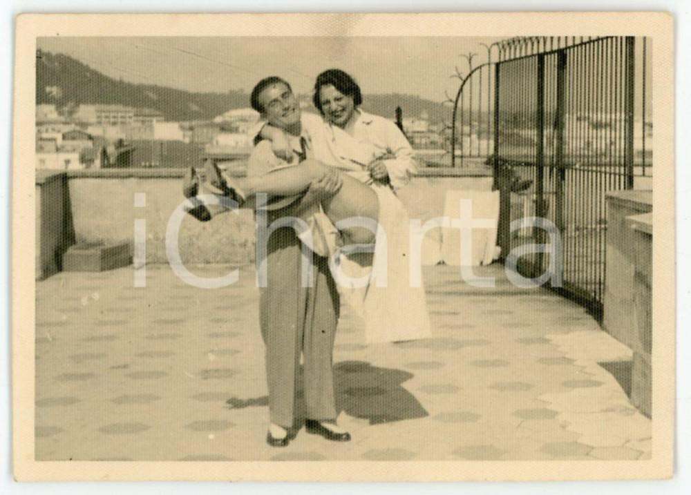 1940 ca ITALIA - Uomo solleva donna in abito corto - Foto vintage 8x6 cm Fotografia originale d'epoca.CONDIZIONI: G FORMATO: 8x6 cm    originale e autentica 1