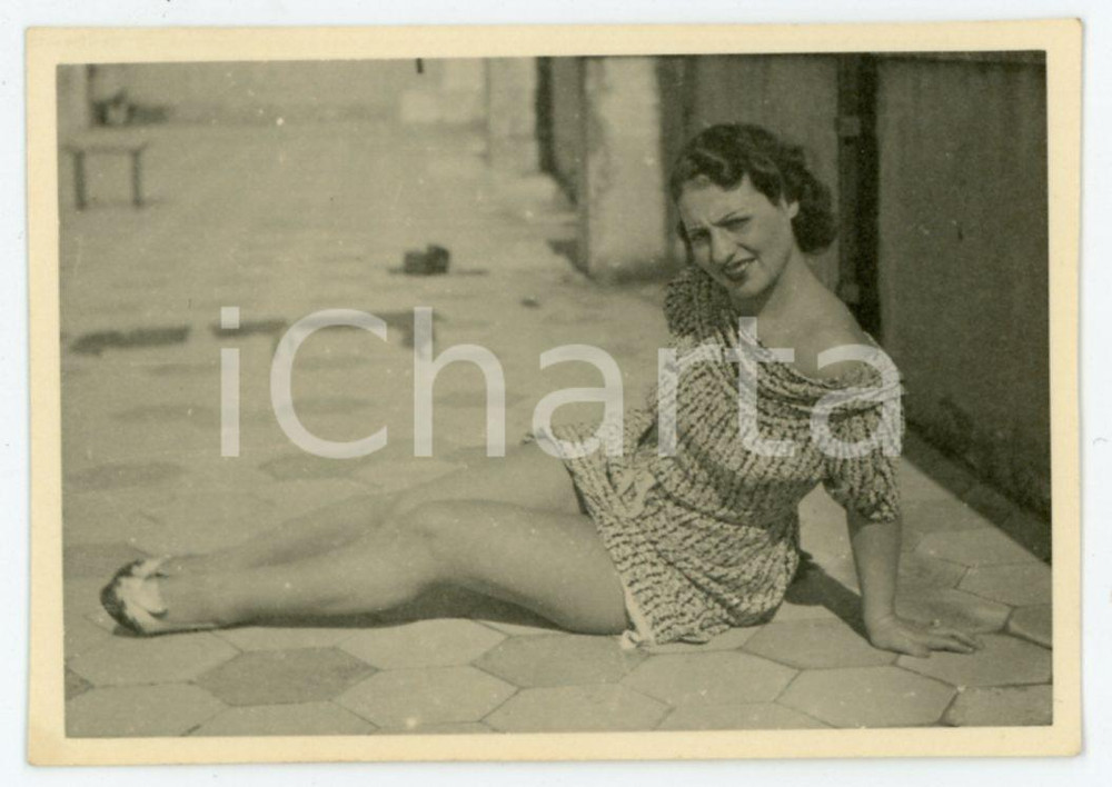 1940 ca ITALIA - Ritratto di donna sdraiata in abito corto - Foto vintage 8x6 cm Fotografia originale d'epoca.CONDIZIONI: G FORMATO: 8x6 cm    originale e autentica 1