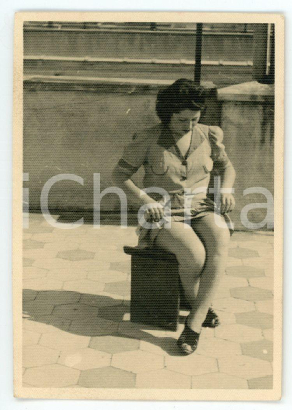 1940 ca ITALIA - Ritratto di donna con la gonna sollevata - Foto vintage 6x8 cm Fotografia originale d'epoca.CONDIZIONI: G FORMATO: 6x8 cm    originale e autentica 1