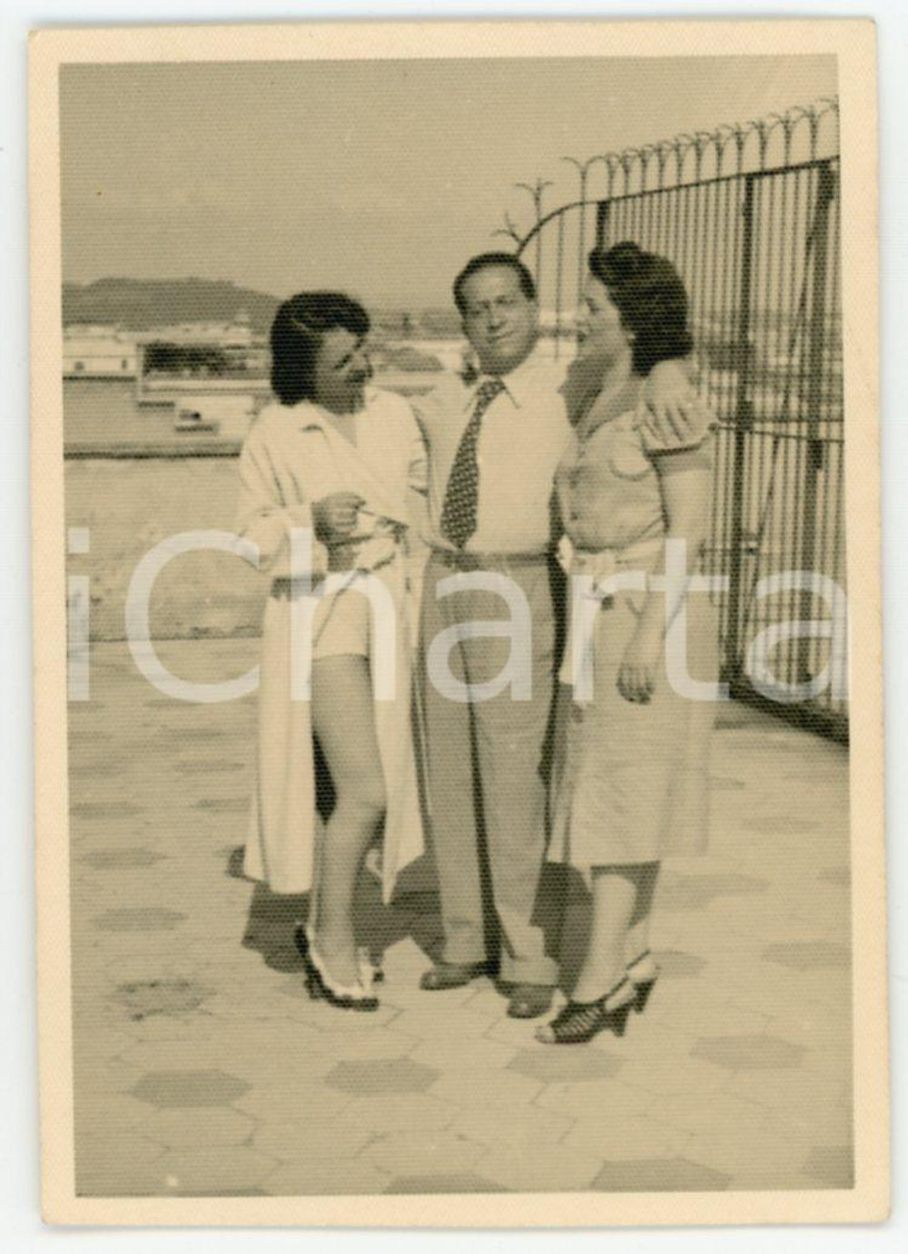 1940 ca ITALIA Ritratto di uomo con due giovani donne - Foto COSTUME 6x8 cm Fotografia originale d'epoca.CONDIZIONI: G FORMATO: 6x8 cm    originale e autentica 1