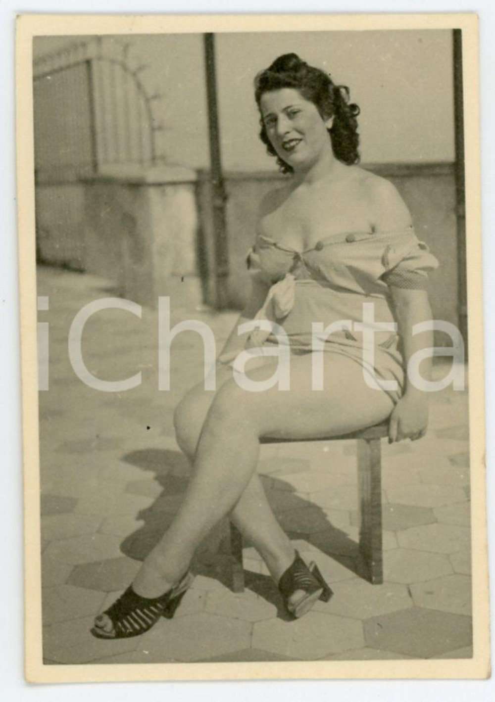 1940 ca ITALIA Ritratto di donna con le spalline abbassate - Foto COSTUME 6x8 cm Fotografia originale d'epoca.CONDIZIONI: G FORMATO: 6x8 cm  originale e autentica 1