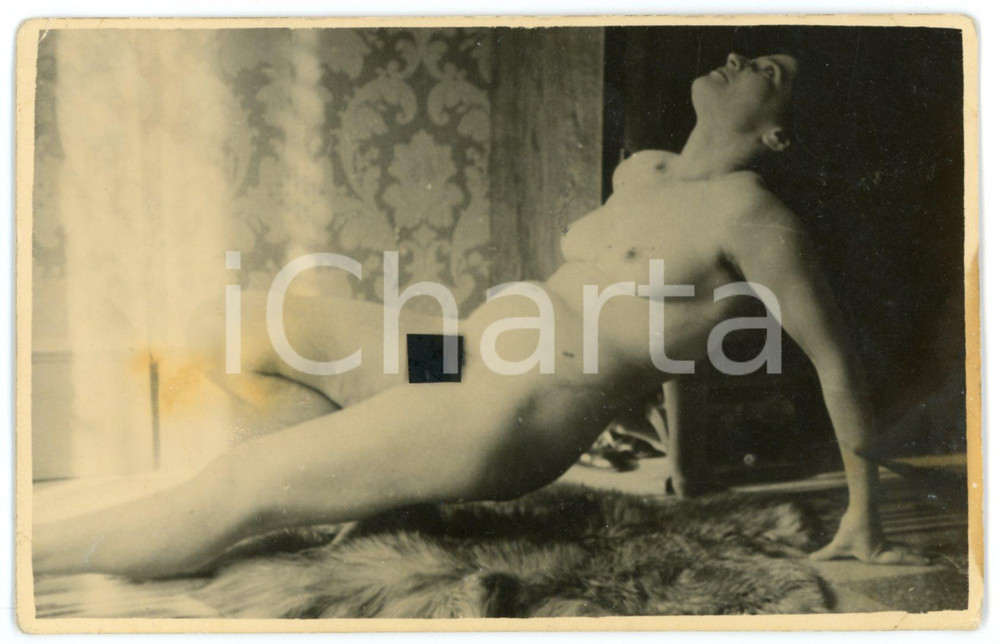 1940 ca VINTAGE EROTIC Nude woman lying on a fur rug - Photo risque 14x9 Fotografia d'epoca, in formato cartolina postale.CONDIZIONI: P (piegature al lato sinistro, macchia, tracce di umidit&agrave; al verso)FORMATO: 14x9 cm    originale e autentica 1
