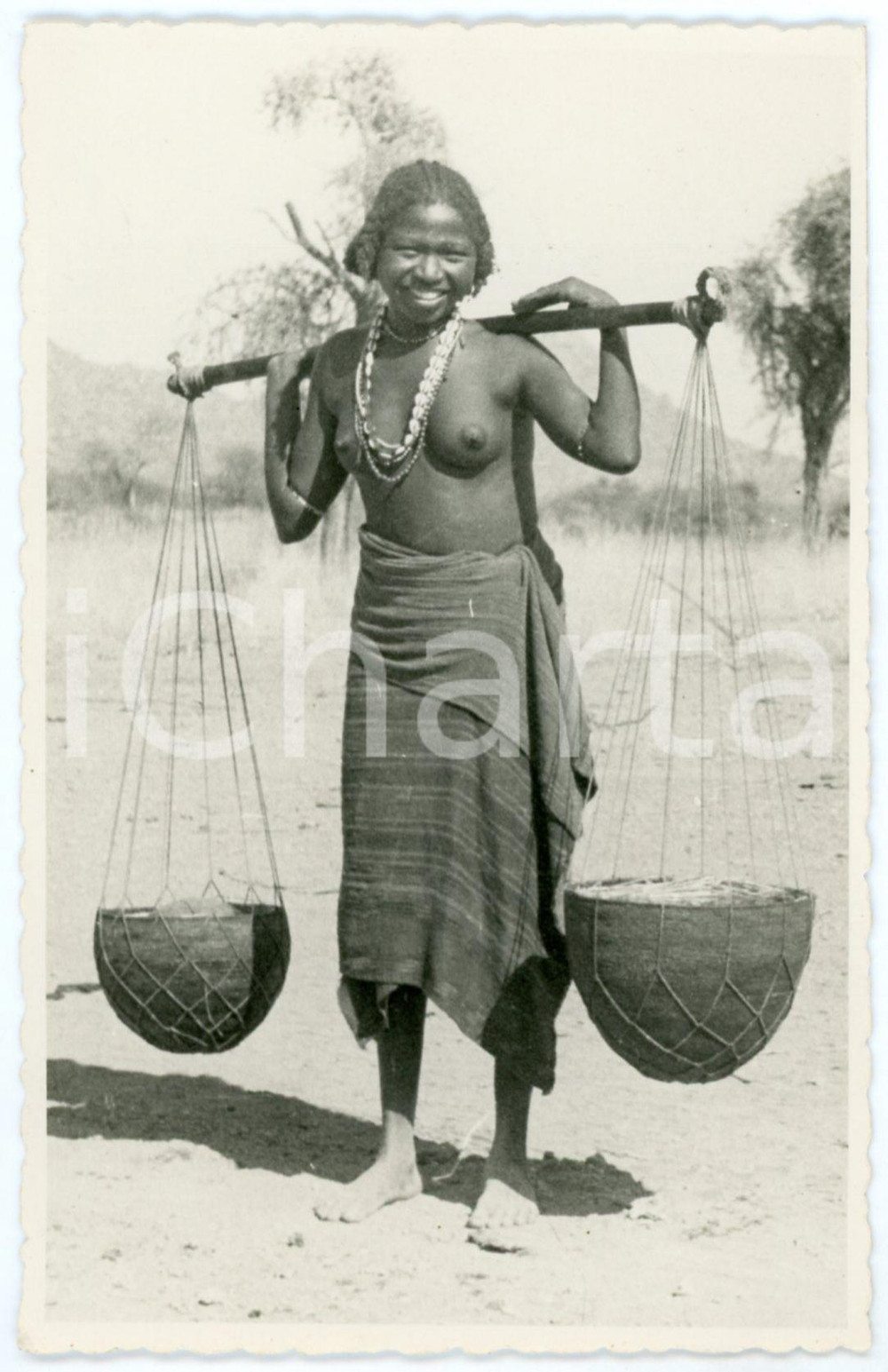 1950 ca ASMARA (ERITREA) Ethiopic customs - Woman - Photo ETHNIC NUDE 9x14 Fotografia seriale d'epoca, in formato cartolina postale.Lusvardi's Editions - AsmaraCONDIZIONI: GFORMATO: 9x14 cm    originale e autentica 1