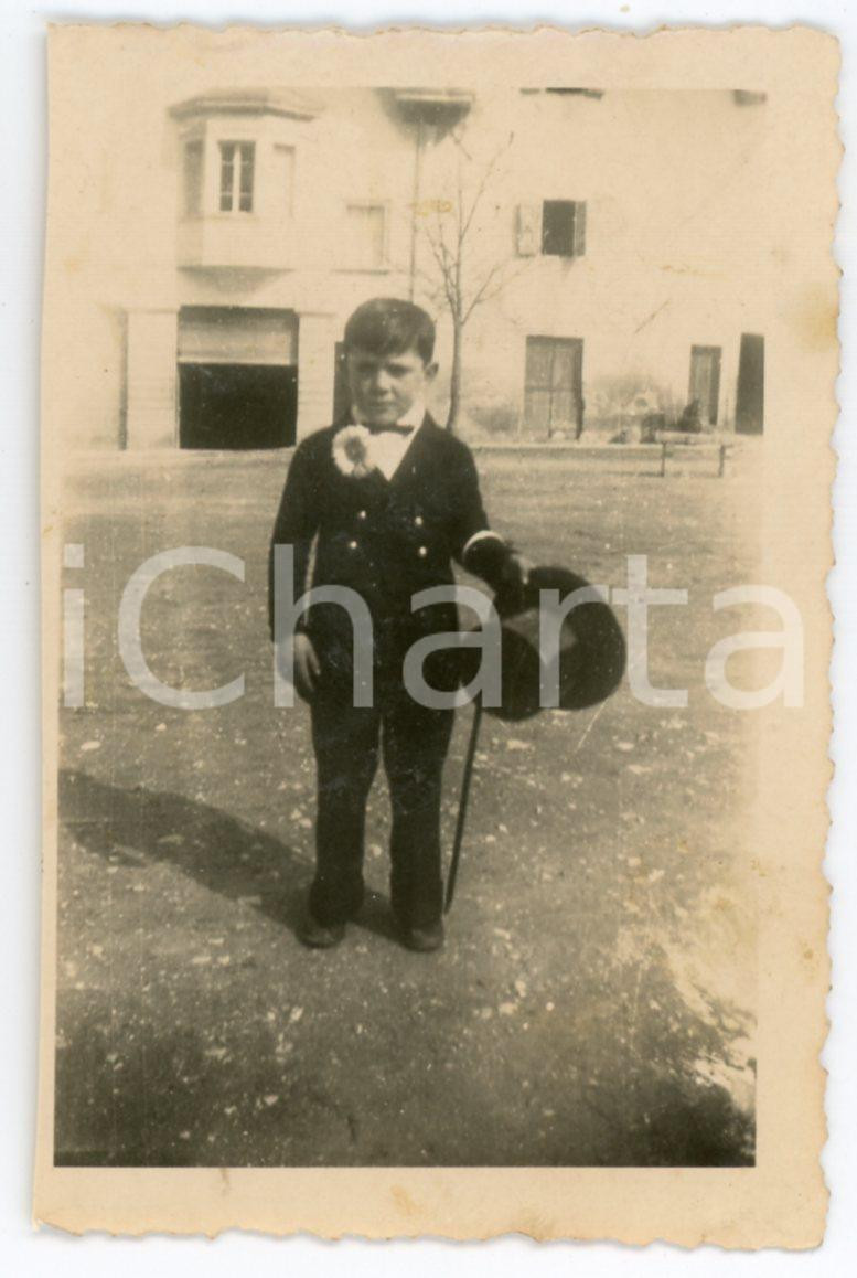 1935 ca ITALIA - COSTUME - Ritratto di bambino in abito da cerimonia - Foto 6x9 Fotografia originale d'epoca.CONDIZIONI: F (qualche macchia di umidit&agrave; al verso)FORMATO: 6x9 cm    originale e autentica 1