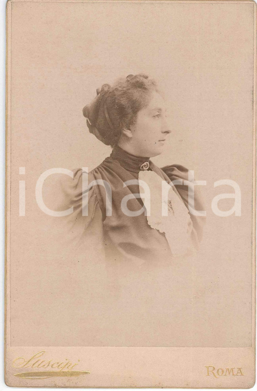1896 ROMA Ritratto di donna di profilo-  Foto L. SUSCIPJ 16x11 cm Fotografia d'epoca, montata su cartoncino rigido, con didascalia manoscritta al verso: "Beatrice Gloria 1896".FOTOGRAFO: L. Suscipj - RomaCONDIZIONI: G FORMATO: 11x16 cm    originale e autentica 1