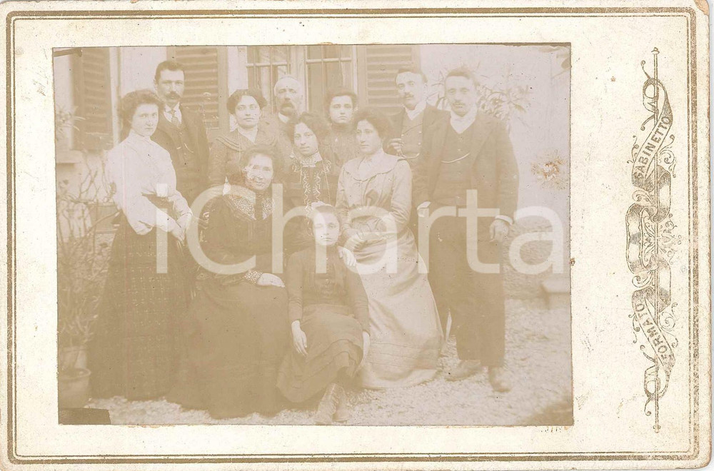 1900 ca COSTUME LOMBARDIA (?) Ritratto di famiglia in cortile - Foto VINTAGE Fotografia d'epoca, montata su cartoncino rigido.CONDIZIONI: G (minime sbrecciature angolari al cartoncino)FORMATO: 16x11 cm    originale e autentica 1