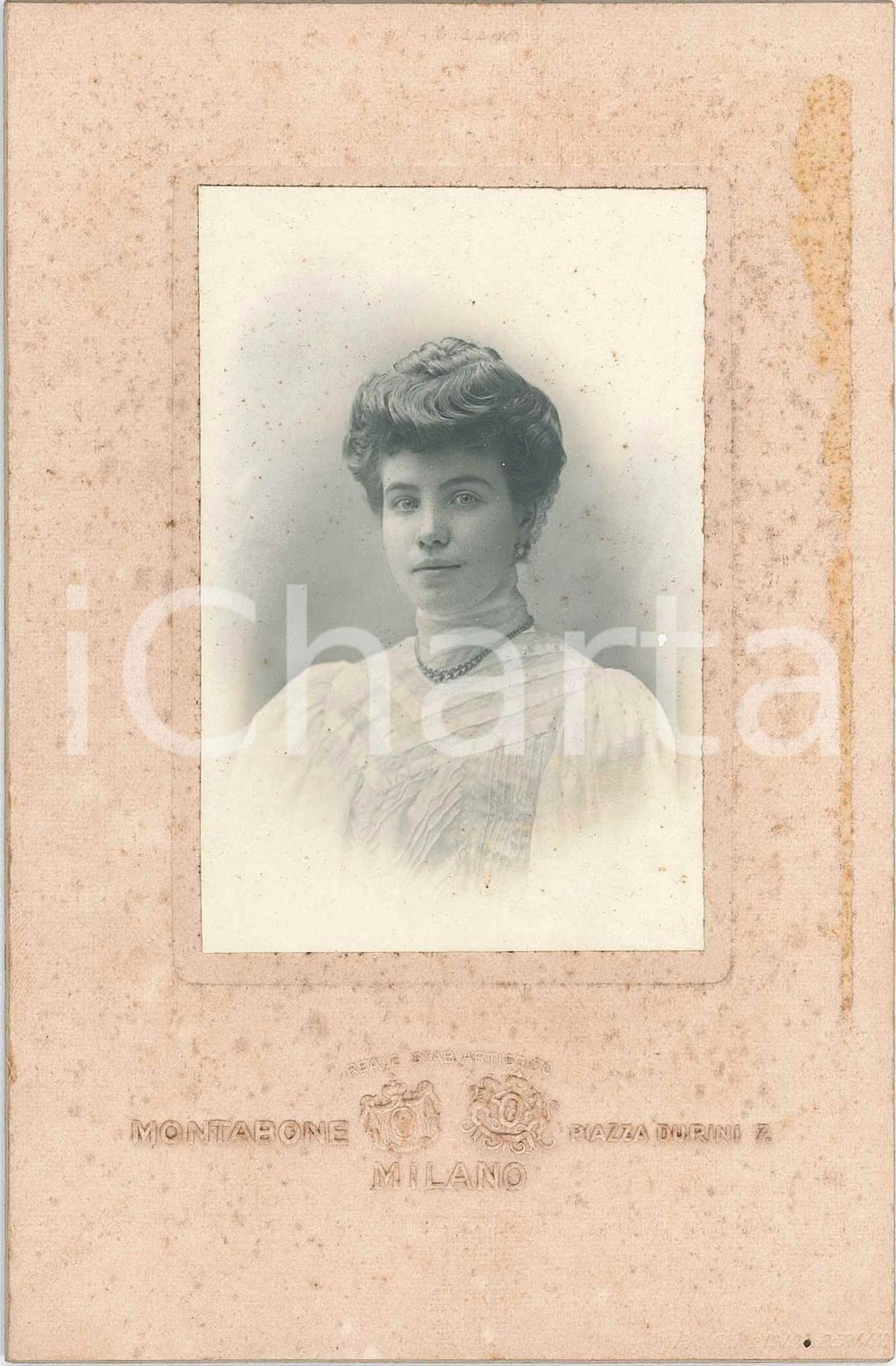 1890 ca MILANO Ritratto di nobildonna - Foto MONTABONE 10x16 cm Fotografia d'epoca montata su cartoncino rigido.FOTOGRAFO: Montabone - Milano, Piazza Durini 7CONDIZIONI: POOR (fioriture; residui di colla al recto del cartoncino)FORMATO: 10x16 cm    originale e autentica 1