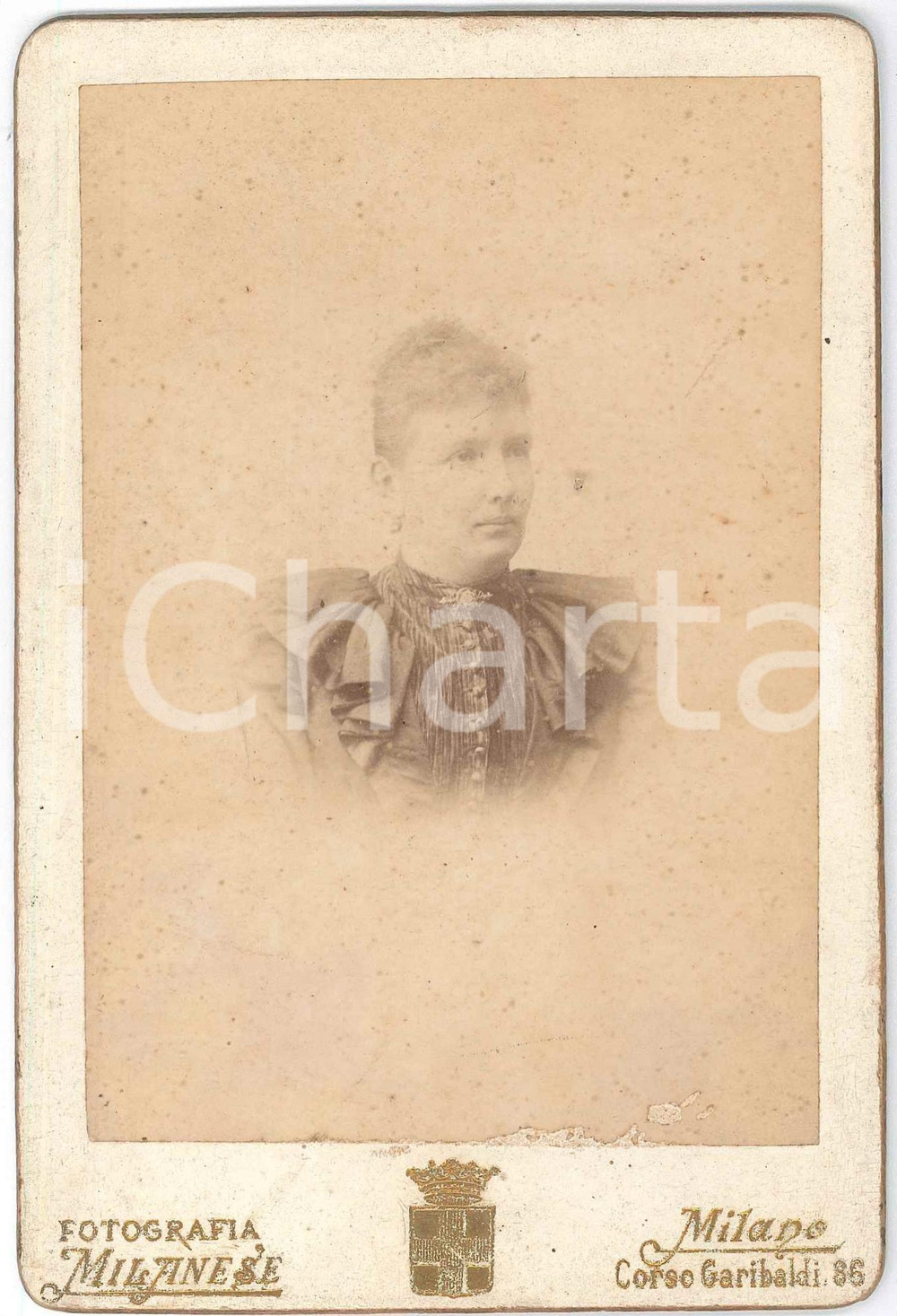 1890 ca MILANO Ritratto di donna in abito scuro - Fotografia Milanese 11x16 cm Fotografia d'epoca montata su cartoncino rigido.FOTOGRAFO: Fotografia Milanese - Milano, Corso Garibaldi 86CONDIZIONI: FAIR (fioriture; abrasione al lato inferiore del cartoncino)FORMATO: 11x16 cm    originale e autentica 1