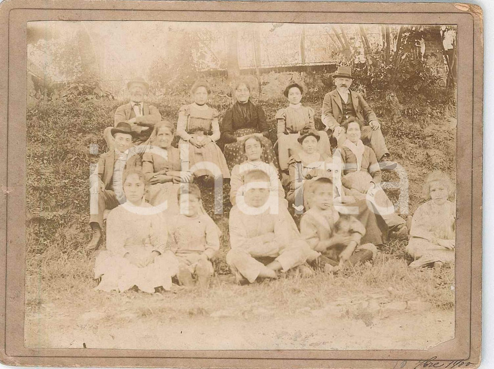 1900 COSTUME LOMBARDIA (?) Gruppo familiare in un prato - Foto VINTAGE Fotografia d'epoca, montata su cartoncino rigido.CONDIZIONI: F (minime sbrecciature angolari al cartoncino e piccola mancanza alla pellicola)FORMATO: 12x9 cm    originale e autentica 1