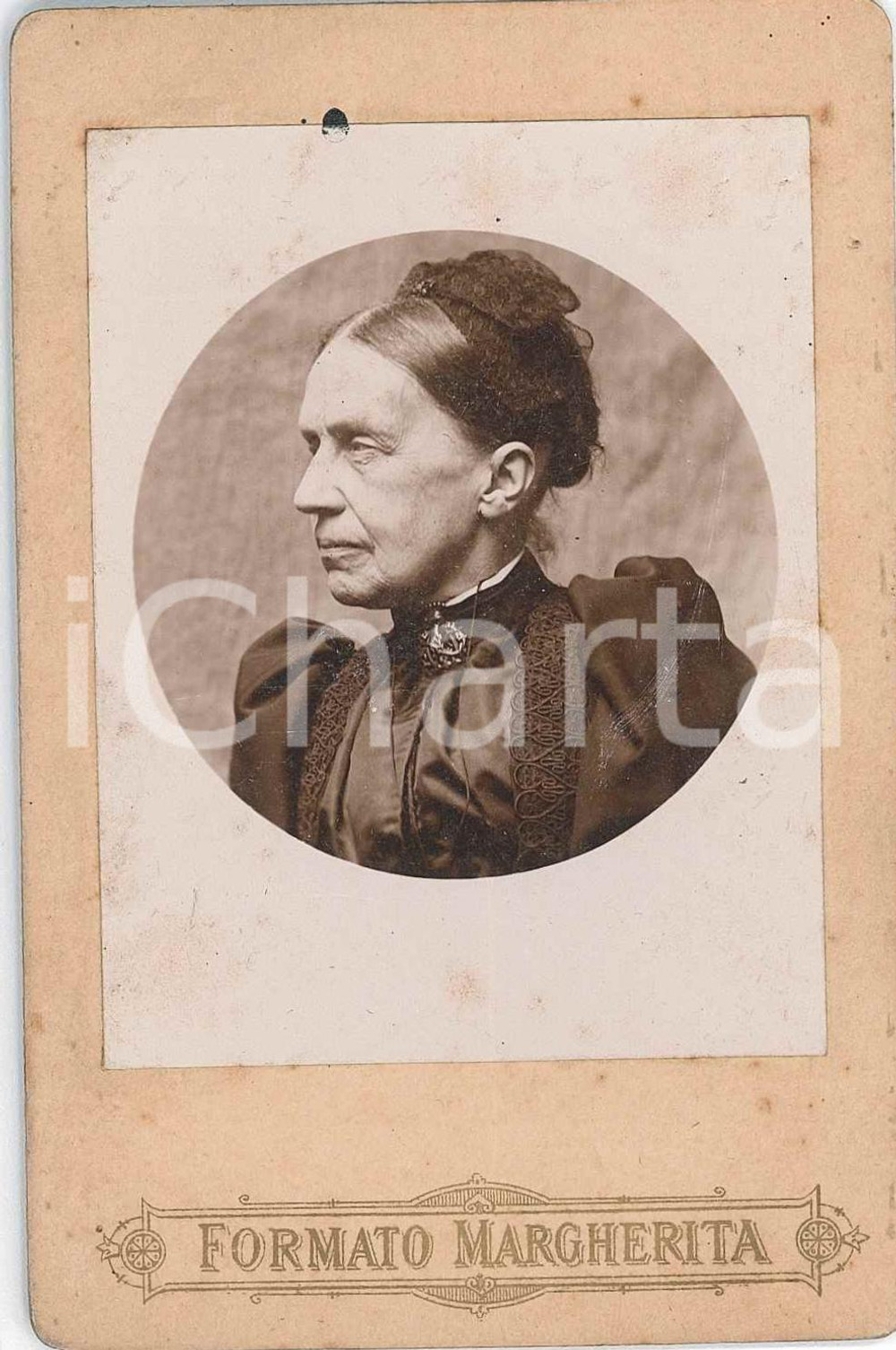 1890 ca ITALIA Ritratto di anziana nobildonna di profilo - Foto VINTAGE Fotografia d'epoca, montata su cartoncino rigido.CONDIZIONI: G (minime fioriture)FORMATO: 8x12 cm    originale e autentica 1