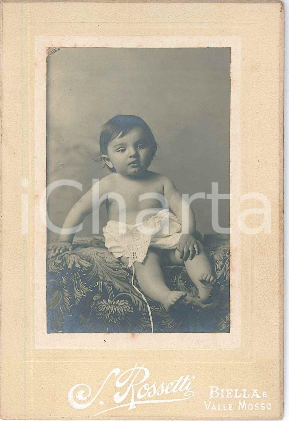 1900 ca BIELLA Ritratto di bambino su cuscino - Foto S. ROSSETTI 8x12 cm Fotografia d'epoca, su cartoncino rigido.FOTOGRAFO: S. Rossetti - Biella e Valle MossoCONDIZIONI: GFORMATO: 8x12 cm    originale e autentica 1