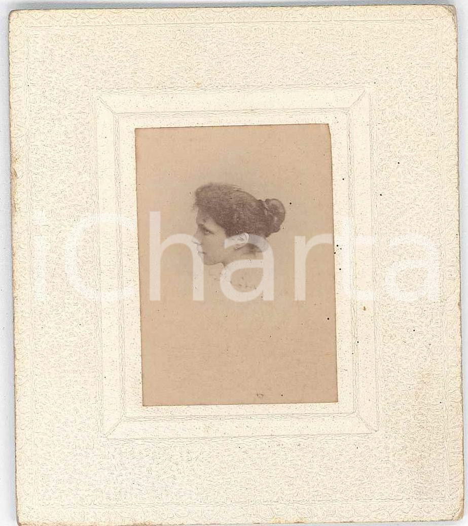 1898 LOMBARDIA (?) Ritratto di giovane donna di profilo - Foto VINTAGE 7x9 cm Fotografia d'epoca, su cartoncino rigido.Dedica manoscritta al verso.CONDIZIONI: GFORMATO: 7x9 cm    originale e autentica 1