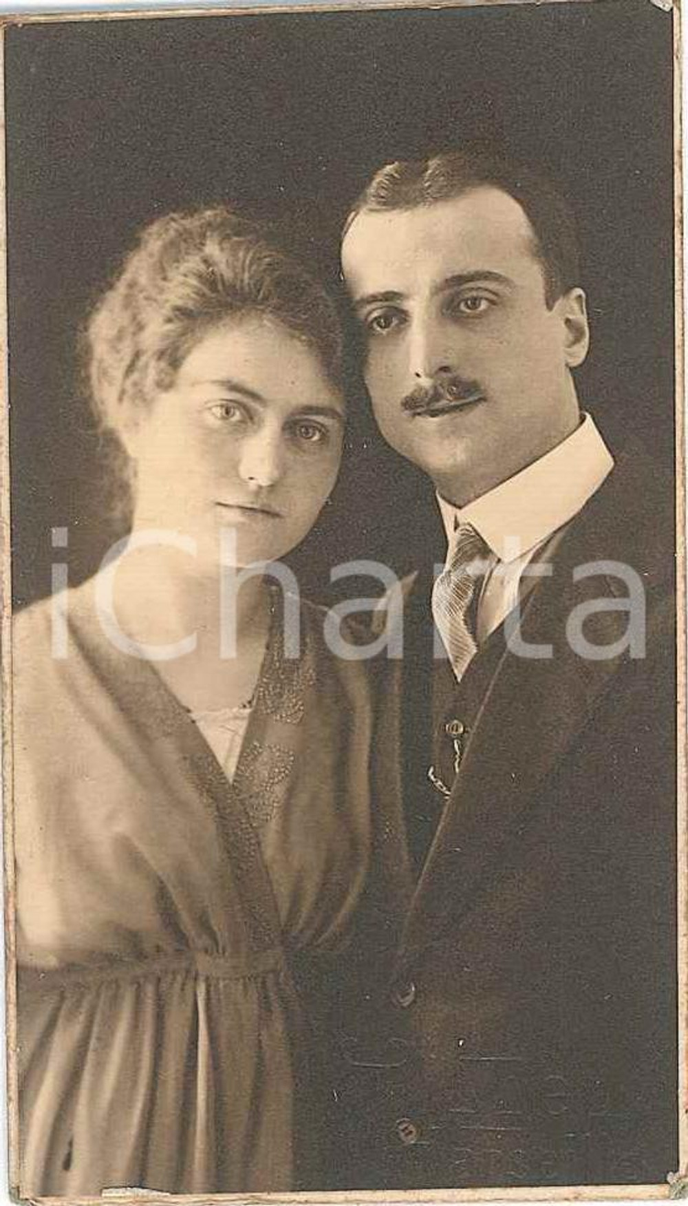1920 ca MARSEILLE Ritratto di giovane coppia di origini italiane *Foto 4,5x8 cm Fotografia d'epoca, su cartoncino rigido, con dedica manoscritta al verso di Victorine e Guillaume.CONDIZIONI: G FORMATO: 4,5x8 cm    originale e autentica 1