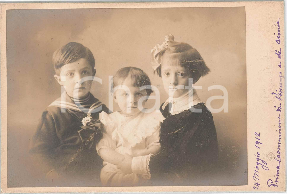 1912 TORINO Ritratto di tre fratellini -  Foto LOVAZZANO 16x11 cm Fotografia d'epoca, montata su cartoncino rigido, scattata per la Prima Comunione di due dei fratelli.FOTOGRAFO: Lovazzano &amp; Sorella - TorinoCONDIZIONI: G FORMATO: 11x16 cm    originale e autentica 1