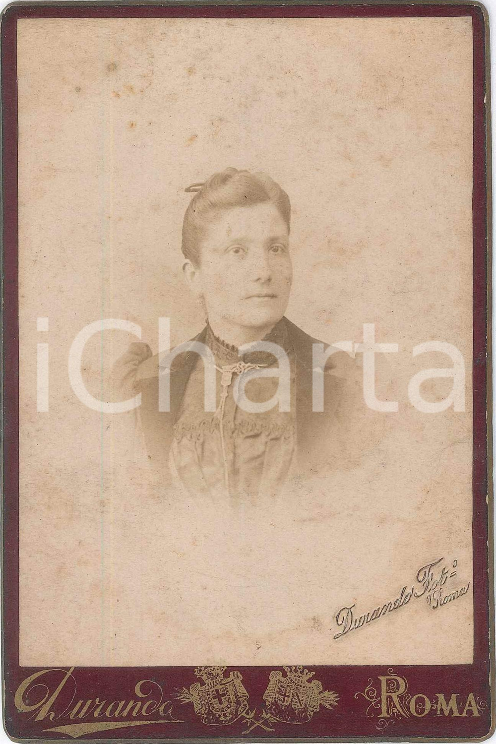 1890 ca ROMA Ritratto di donna con spilla -  Foto DURANDO 11x16 cm Fotografia d'epoca, montata su cartoncino rigido.FOTOGRAFO: Durando - RomaCONDIZIONI: G (lievi fioriture)FORMATO: 11x16 cm    originale e autentica 1