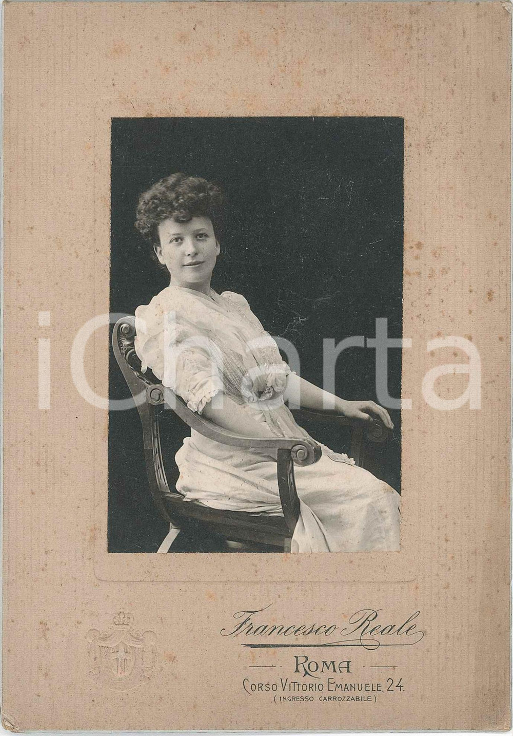1906 PEVERAGNO Ritratto di giovane donna in abito bianco *Foto REALE ROMA Fotografia d'epoca, montata su cartoncino rigido.Dedica manoscritta al verso.FOTOGRAFO: Francesco Reale - RomaCONDIZIONI: G (lievi smussature angolari e fioriture)FORMATO: 11x16 cm    originale e autentica 1