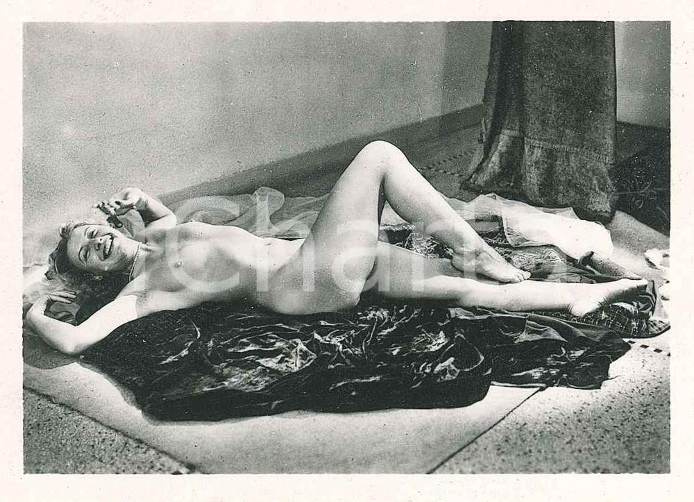 1940 ca EROTICA VINTAGE Nude lady on the floor - Photo VÉRONÈSE 9x6 cm  Fotografia seriale d'epoca. EDITORE: V&eacute;ron&egrave;se Art Photographique - ParisSERIE: B n.6CONDIZIONI: GOODFORMATO: 9x6 cm    originale e autentica 1