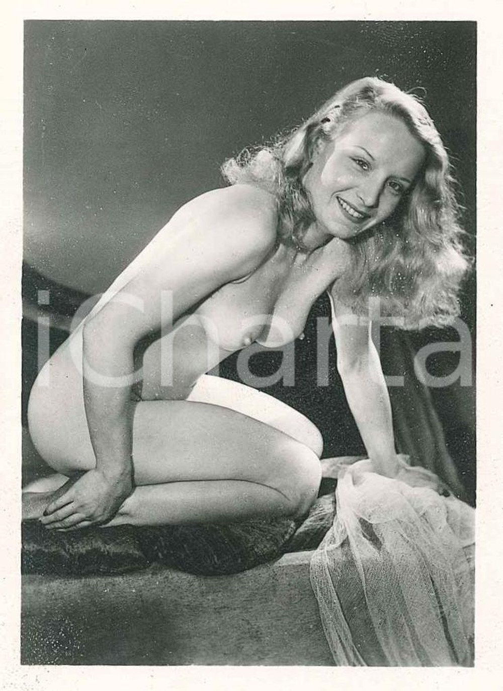 1940 ca EROTICA VINTAGE Nude woman on her knees - Photo VÉRONÈSE 6x9 cm  Fotografia seriale d'epoca. EDITORE: V&eacute;ron&egrave;se Art Photographique - ParisSERIE: B n.5CONDIZIONI: GOODFORMATO: 6x9 cm    originale e autentica 1