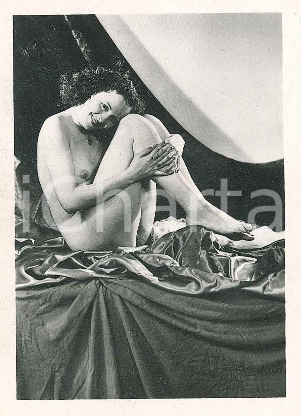 1940 ca EROTICA VINTAGE Naked lady - Photo VÉRONÈSE 6x9 cm  Fotografia seriale d'epoca. EDITORE: V&eacute;ron&egrave;se Art Photographique - ParisSERIE: B n.9CONDIZIONI: GOODFORMATO: 6x9 cm    originale e autentica 1