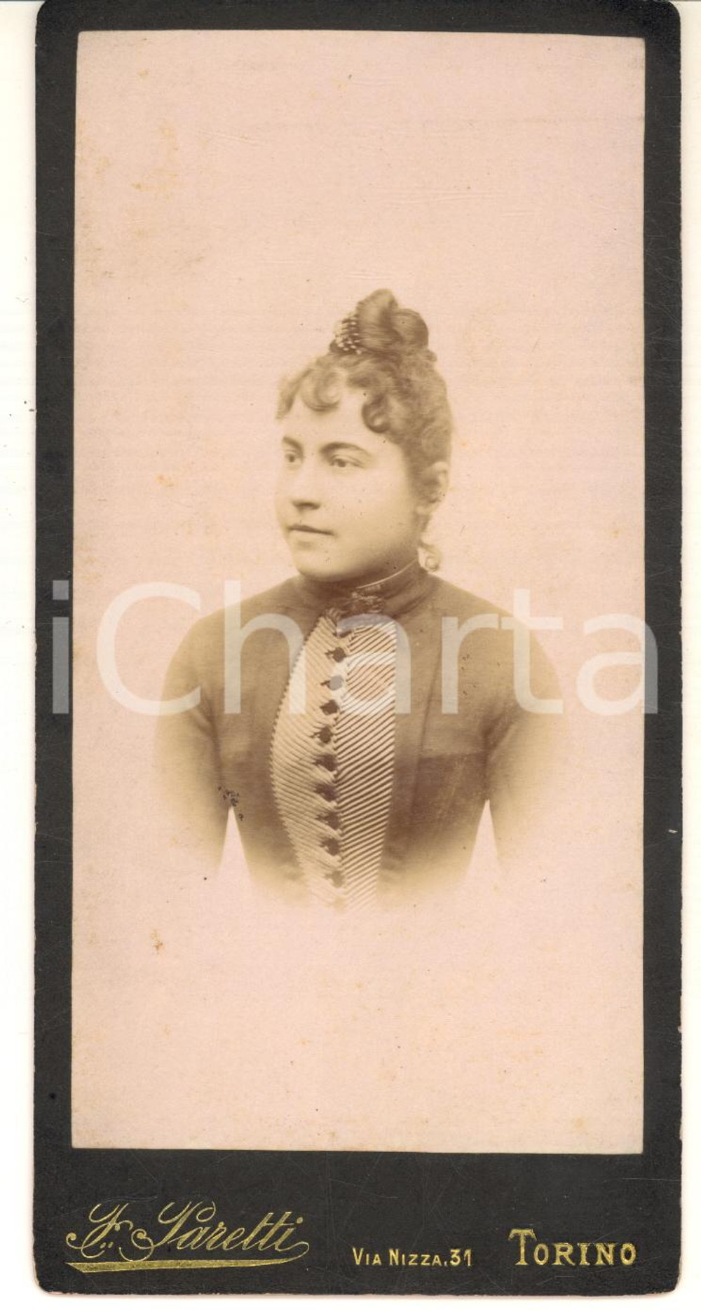 1900 ca TORINO Ritratto di giovane donna in abito a righe (2) - Foto PARETTI Fotografia d'epoca, montata su cartoncino rigido.FOTOGRAFO: Francesco Paretti - Torino , via Nizza 31CONDIZIONI: GFORMATO: 9x17 cm    originale e autentica 1