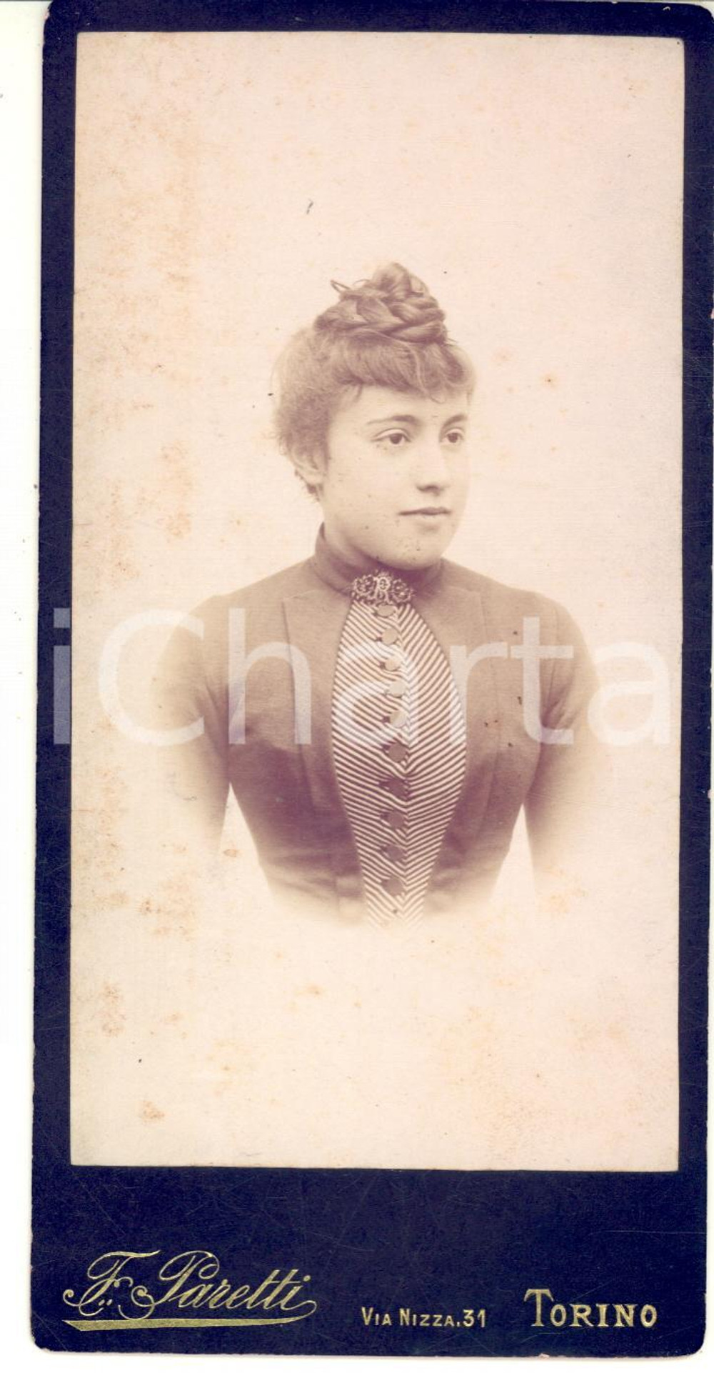 1900 ca TORINO Ritratto di giovane donna in abito a righe (1) - Foto PARETTI Fotografia d'epoca, montata su cartoncino rigido.FOTOGRAFO: Francesco Paretti - Torino , via Nizza 31CONDIZIONI: F (fioriture)FORMATO: 9x17 cm    originale e autentica 1