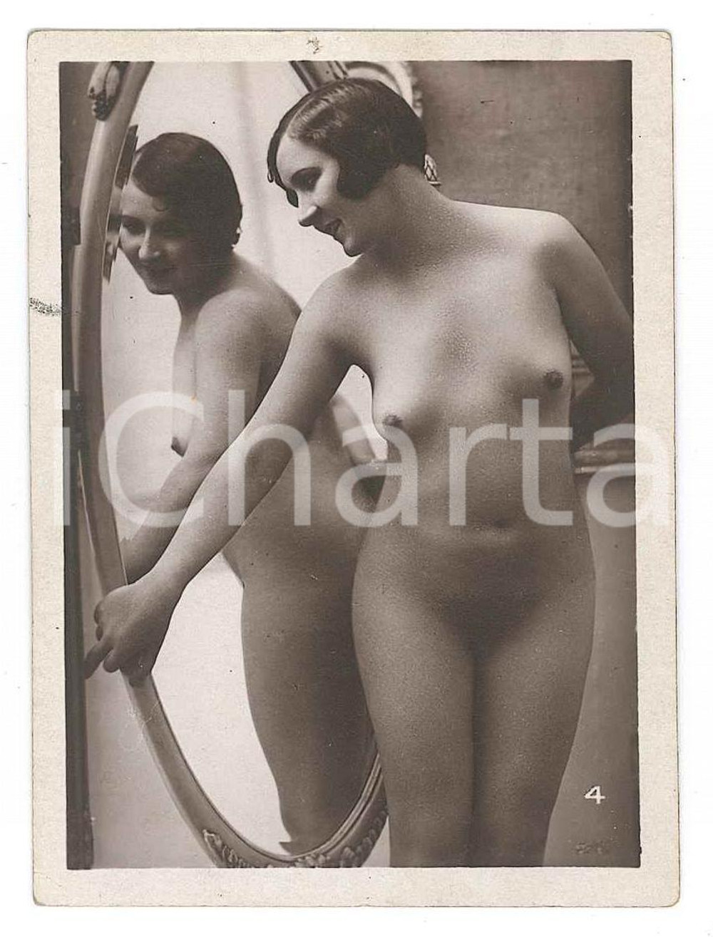 1930 ca EROTICA VINTAGE Nude woman in the mirror (1) - Photo 6x9 cm  Fotografia seriale d'epoca. CONDIZIONI: FAIR (liegi gualciture agli angoli)FORMATO: 6x9 cm    originale e autentica 1