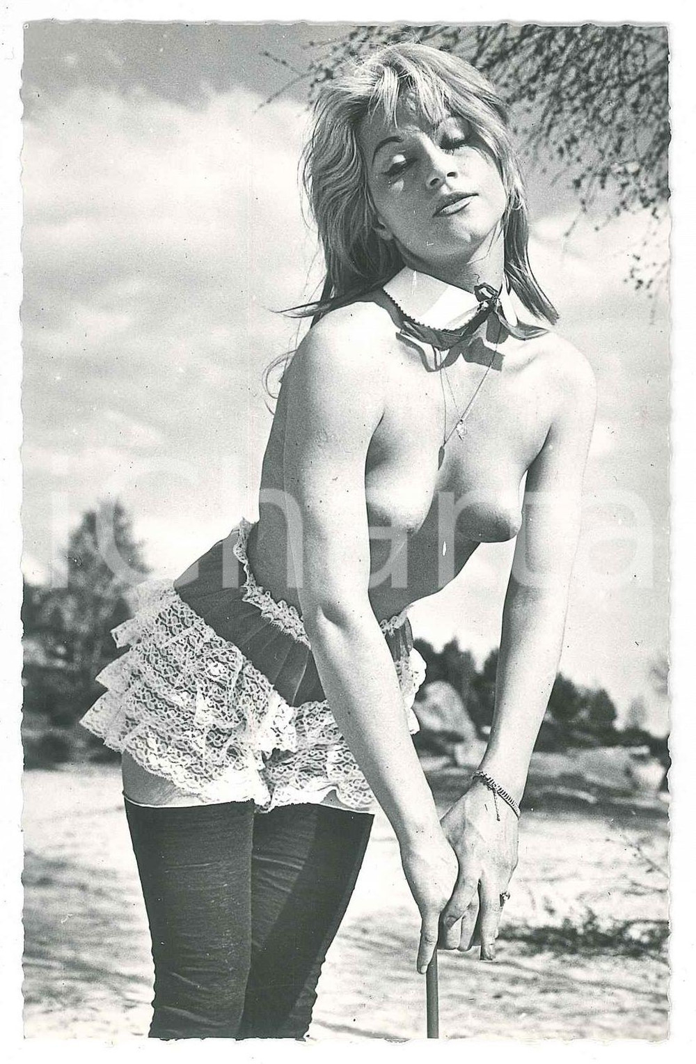 1960 ca EROTICA VINTAGE Topless girl with lace panties - Photo  Fotografia seriale d'epoca. CONDIZIONI: GOODFORMATO: 8x13    originale e autentica 1